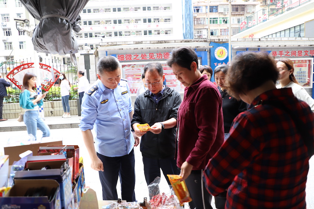 四鹤街道党工委书记带队检查校园及校园周边安全、食品安全 (2)_副本.jpeg