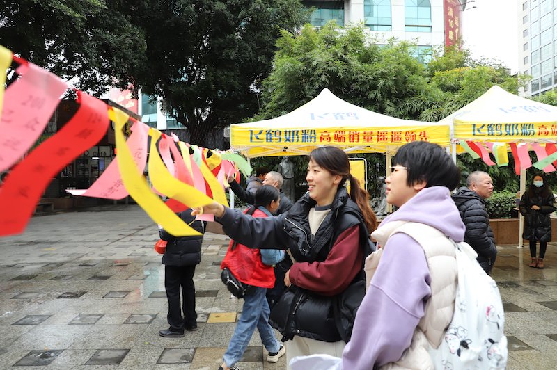 居民们在认真猜谜语（四鹤街道  洪志明  拍摄）_副本.png