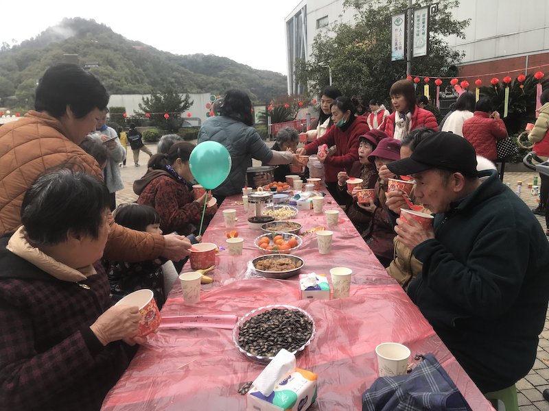 居民们现场边品汤圆边开展新春茶话会_副本.png