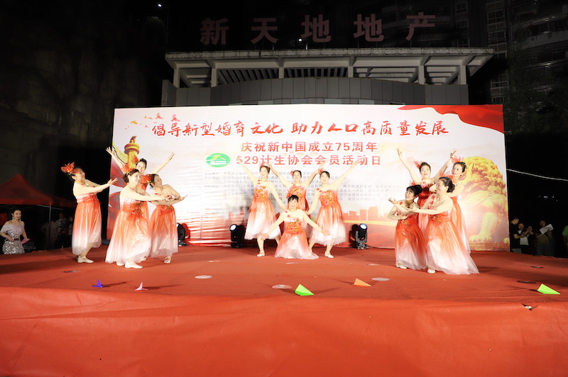舞蹈《我和我的祖国》（四鹤街道  洪志明  拍摄）_副本.jpg